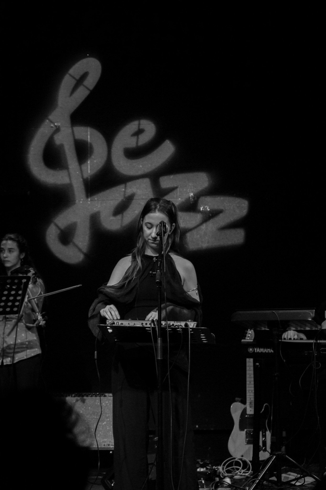 Alice Ballinari playing with a loop station