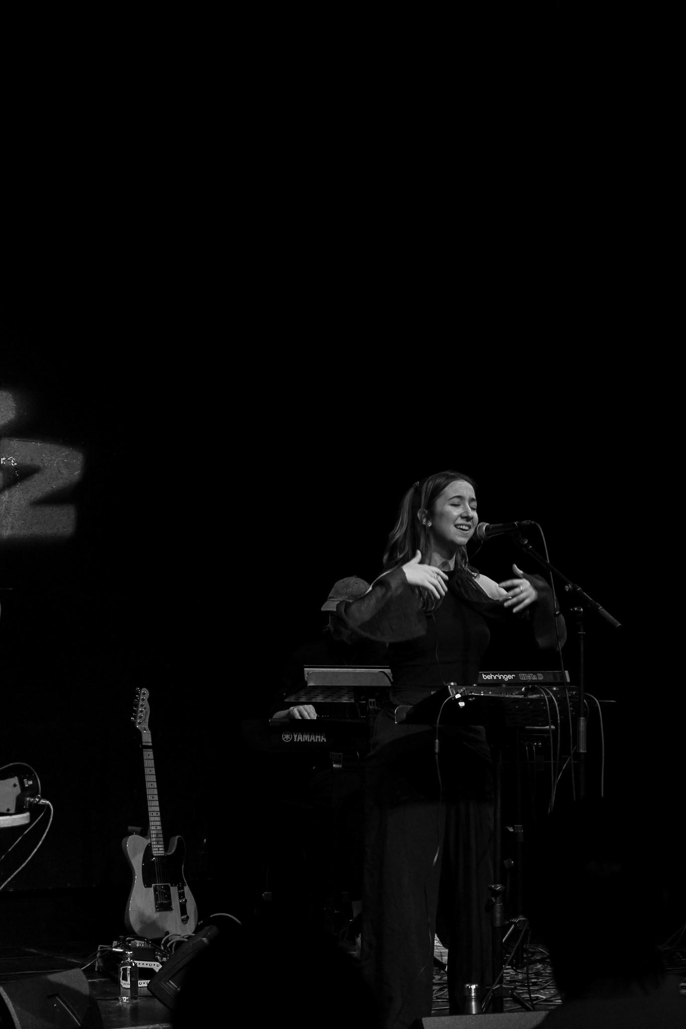 Alice Ballinari singing on stage